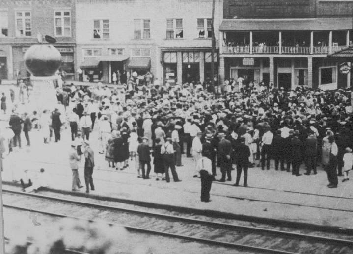 Cornelia - Downtown Crowd - 1920s